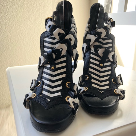 Gorgeous unique Balenciaga leather heeled sandals - Picture 4 of 10